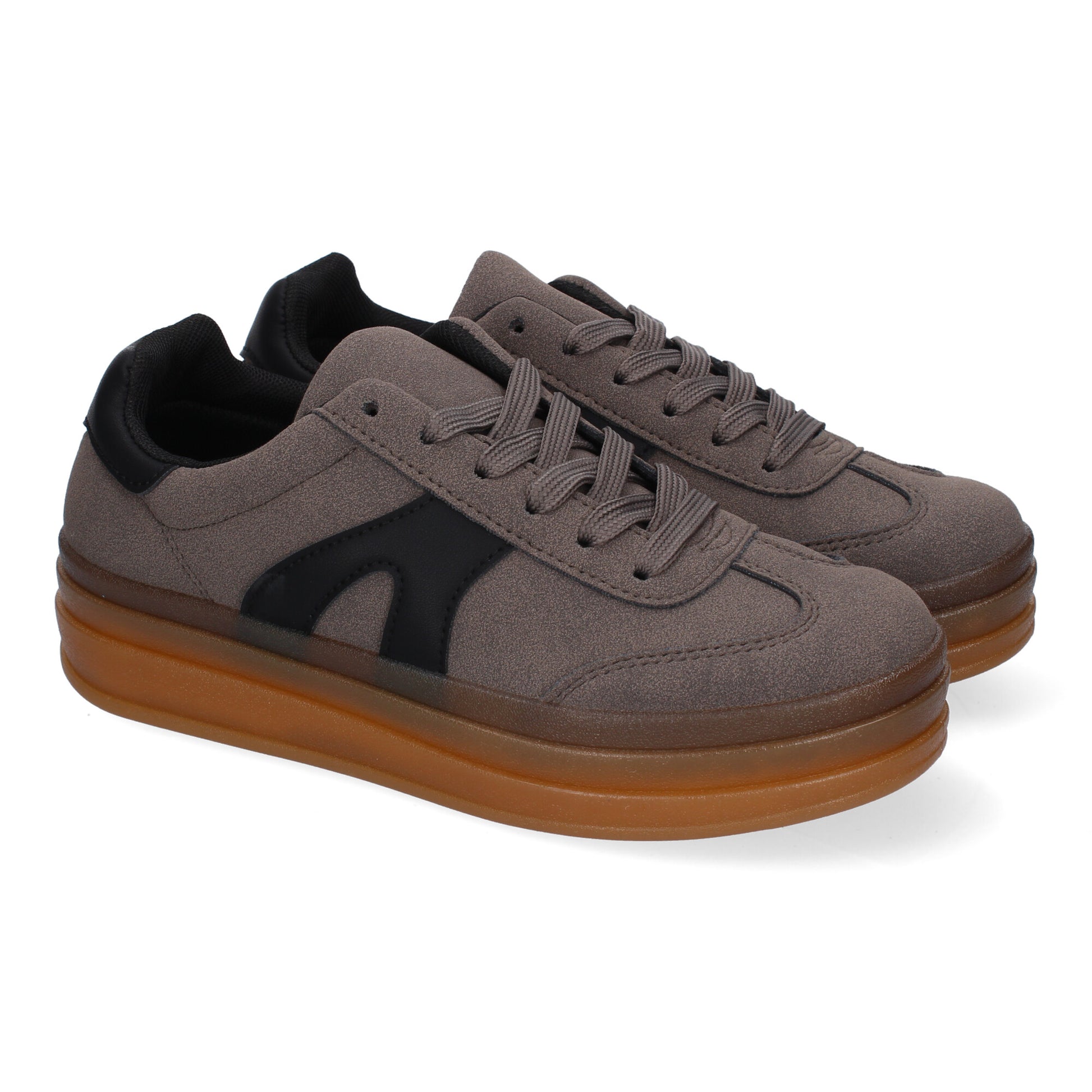 Zapatillas deportivas planas de mujer en color gris, cómodas para uso diario.