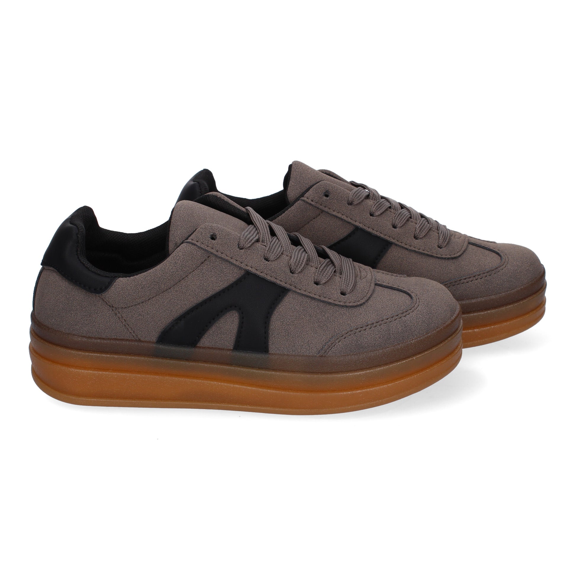 Zapatillas deportivas planas de mujer en color gris, cómodas para uso diario.