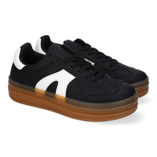 Zapatillas deportivas planas de mujer en color negro, cómodas para uso diario.