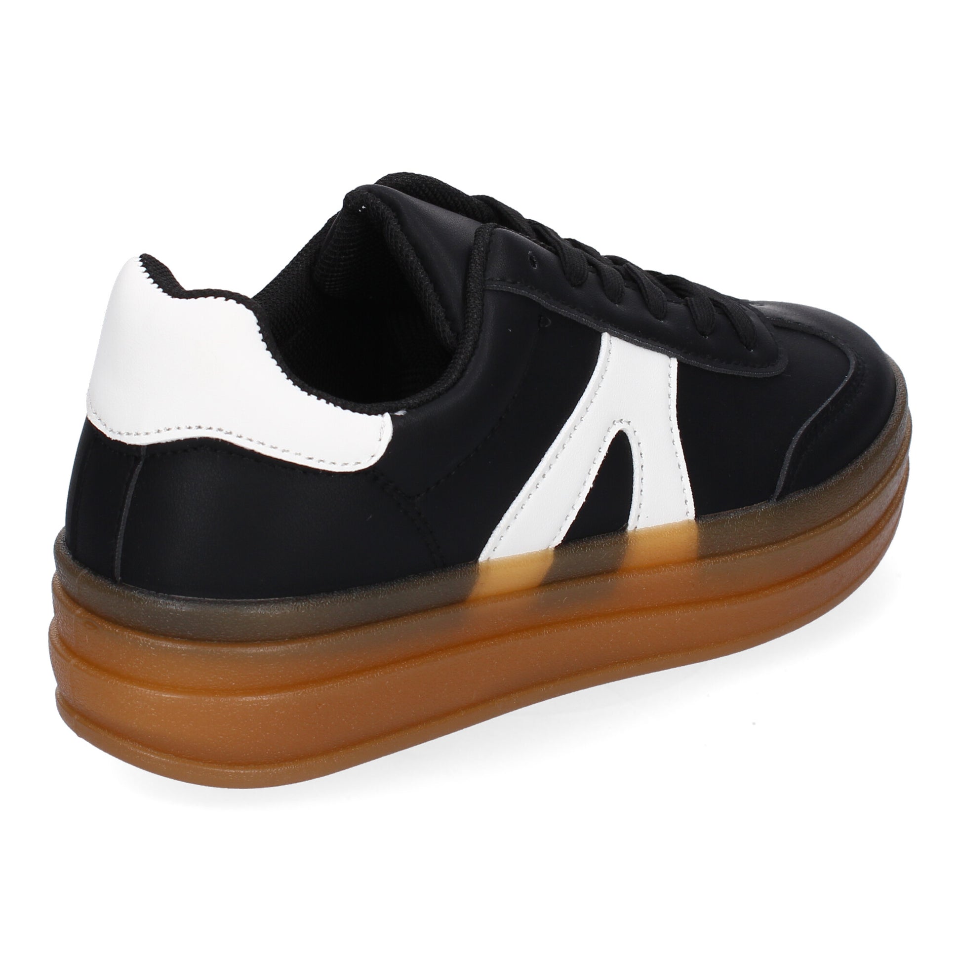 Zapatillas deportivas planas de mujer en color negro, cómodas para uso diario.