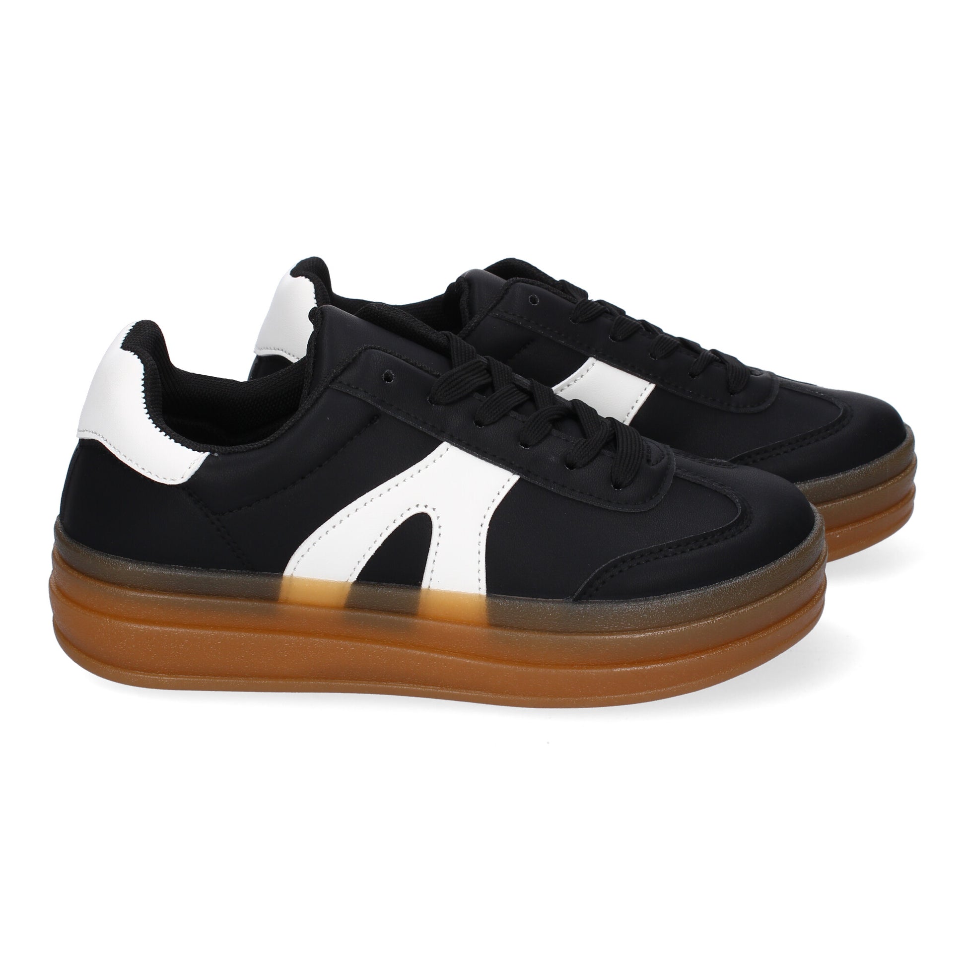 Zapatillas deportivas planas de mujer en color negro, cómodas para uso diario.