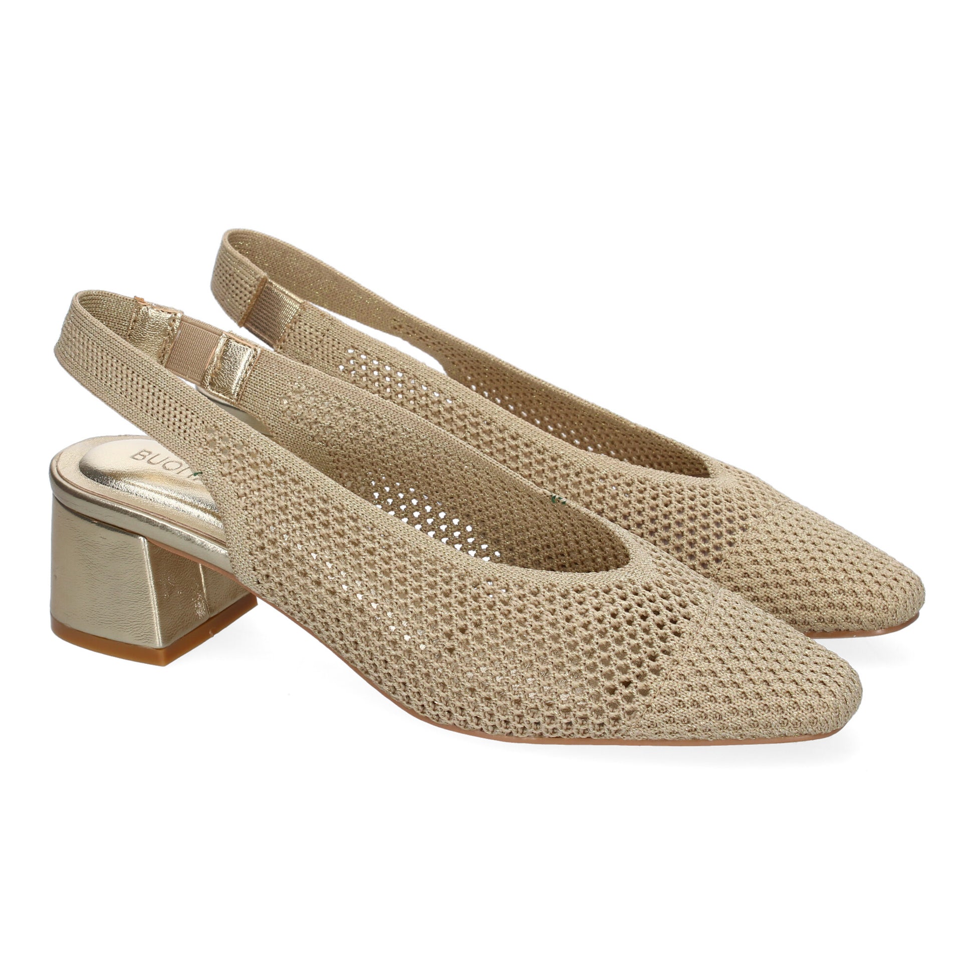 Zapato de tacón salón color oro, cómodo, punta fina, calados y cierre de hebilla.