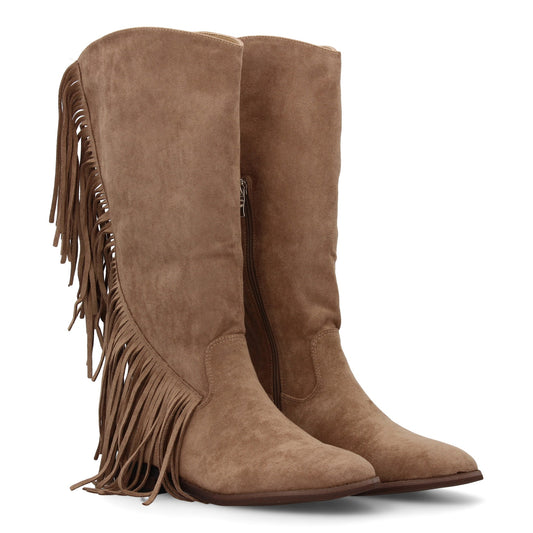 Bota cowboy plana beige de mujer con flecos, tacón plano y cierre de cremallera lateral.