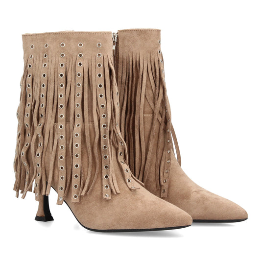 Botín kaki de mujer con flecos largos, ojales metálicos, punta y tacón fino, con cremallera lateral.