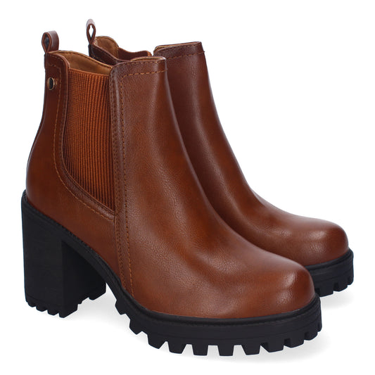 Botines de tacón camel de mujer con suela dentada, elástico en la caña y cierre de cremallera lateral.