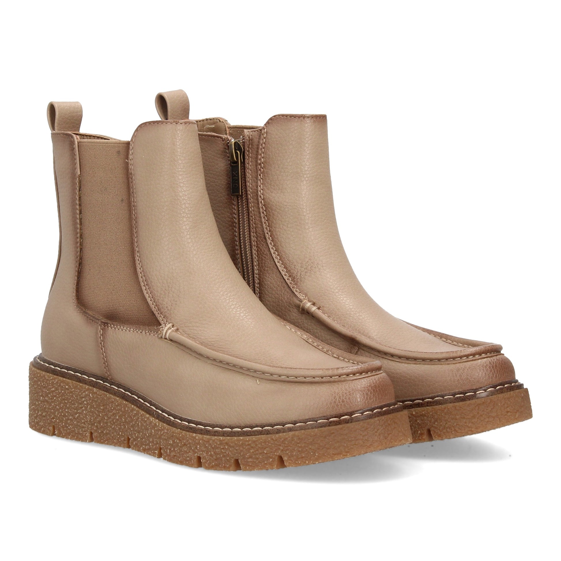 Bota Chelsea beige con cuña, diseño minimalista, paneles elásticos laterales y cierre de cremallera.