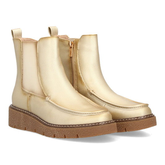 Bota Chelsea color oro metálico con cuña, paneles elásticos laterales y cierre de cremallera.