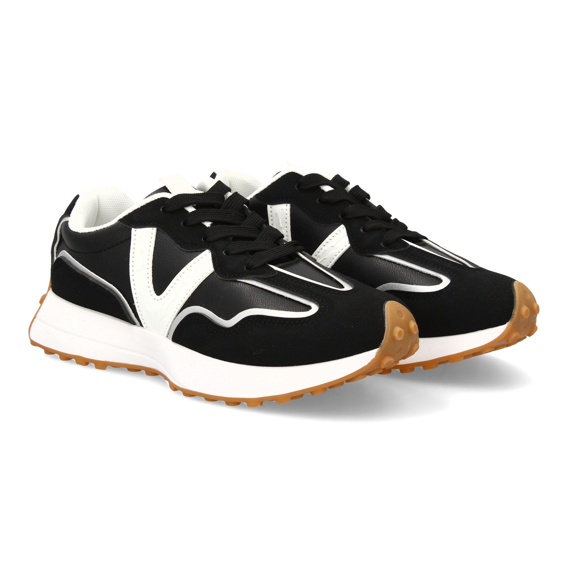 Zapatilla deportiva negra de mujer, suela dentada, detalles de contraste y cierre de cremallera.
