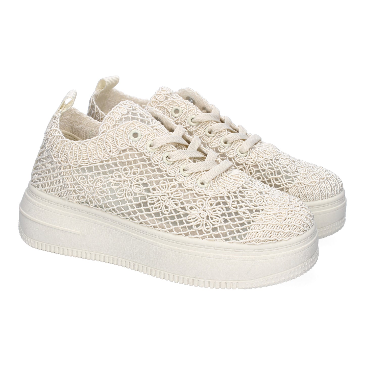 Zapatillas casuales beige de mujer, de encaje con adornos florales bordados y cierre de cordones.