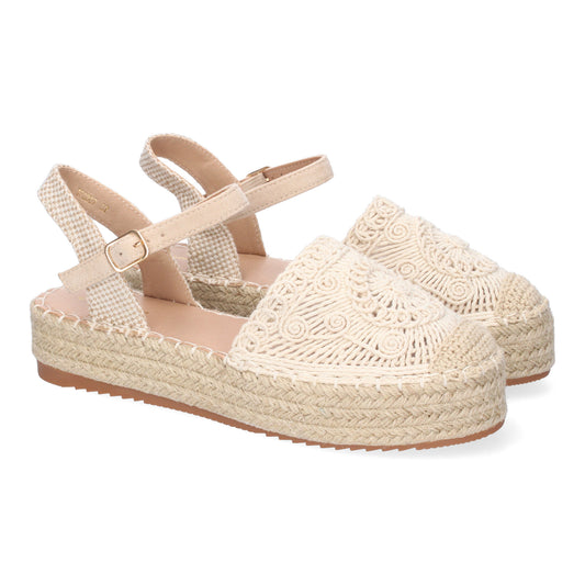 Sandalia beige de plataforma forrada de yute, pala cerrada entrelazada, talón abierto y cierre de hebilla.