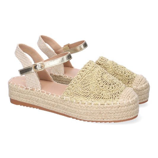 Sandalia color oro de plataforma forrada de yute, pala cerrada entrelazada, talón abierto y cierre de hebilla.