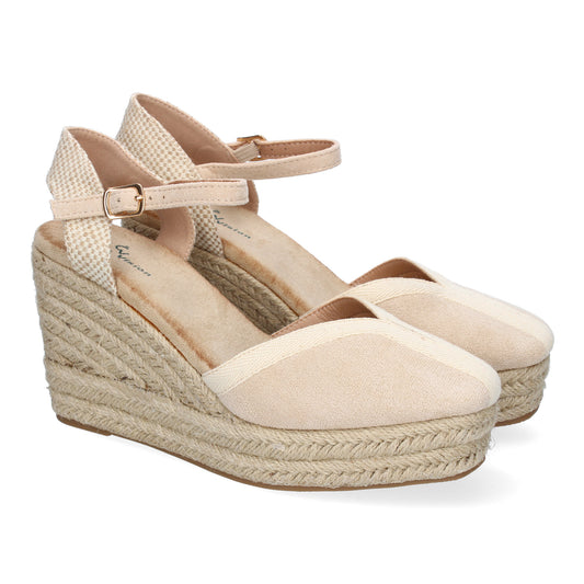 Sandalia valenciana beige de yute, punta fina, detalles en la pala y cierre de hebilla para primavera-verano.