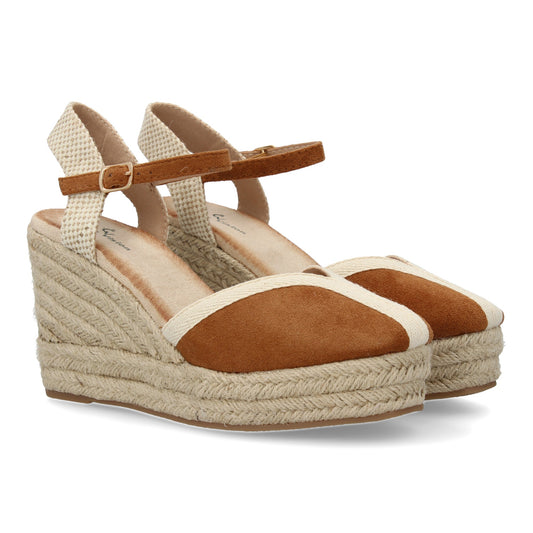 Sandalia valenciana camel de yute, punta fina, detalles en la pala y cierre de hebilla para primavera-verano.