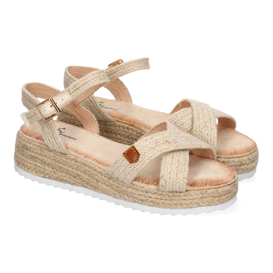 Sandalias de verano beige de yute, tiras cruzadas en la pala y cierre de hebilla ajustable.