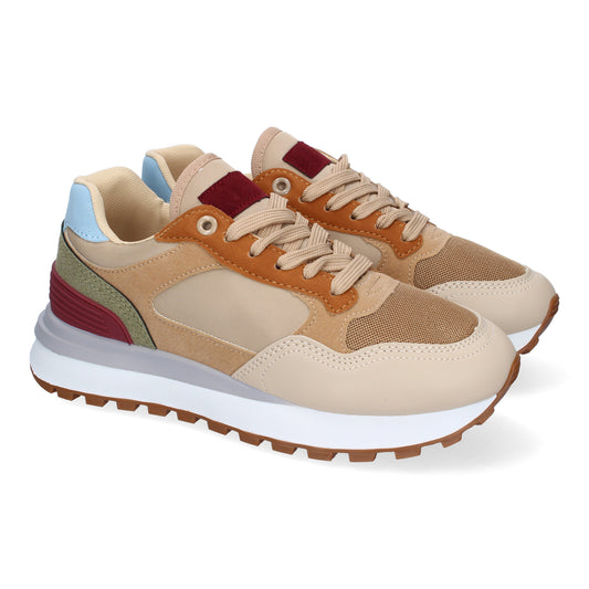 Zapatillas planas deportivas de mujer en color beige con puntera redonda y cordoneras.