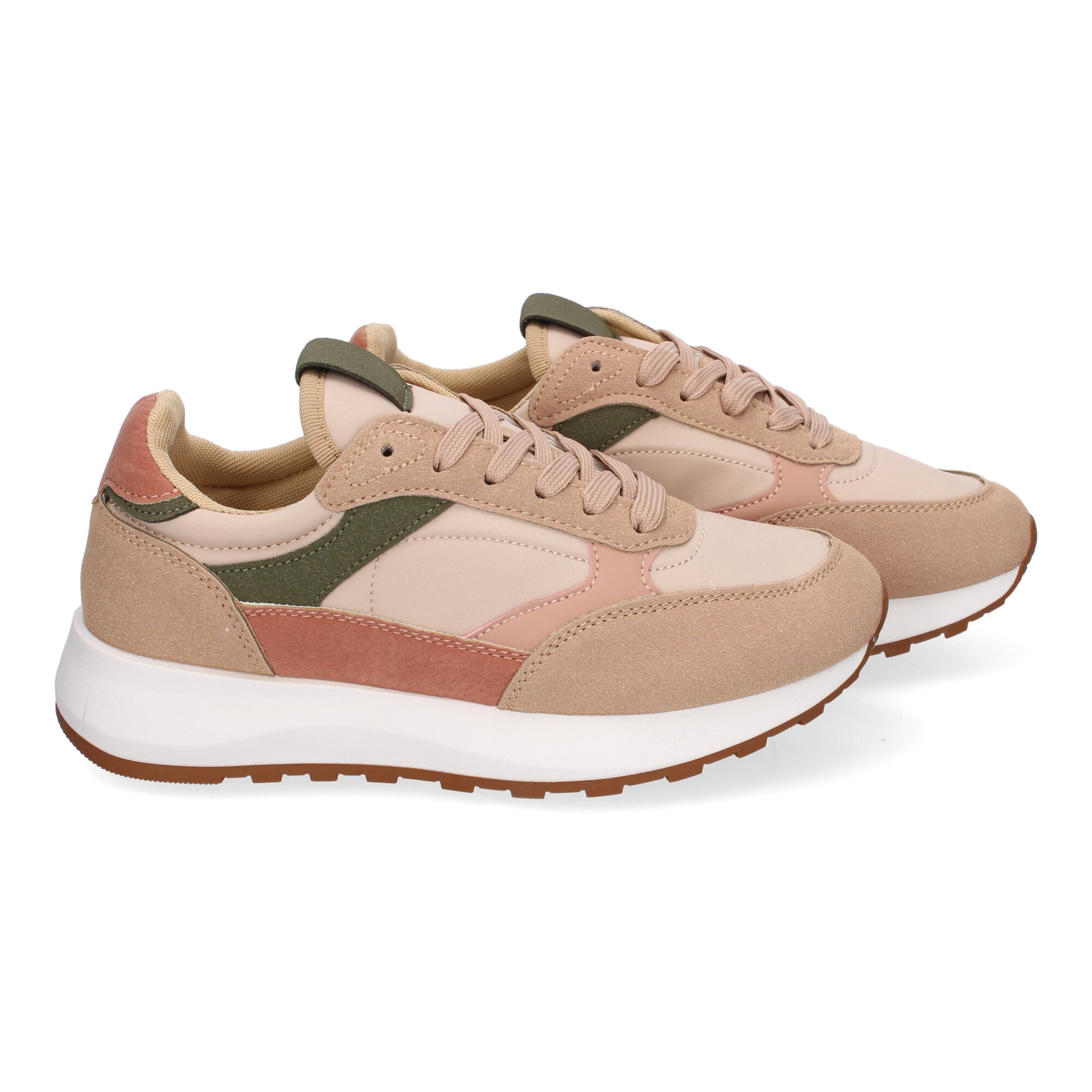 Zapatillas planas deportivas de mujer en color rosa con puntera redonda y cordoneras.