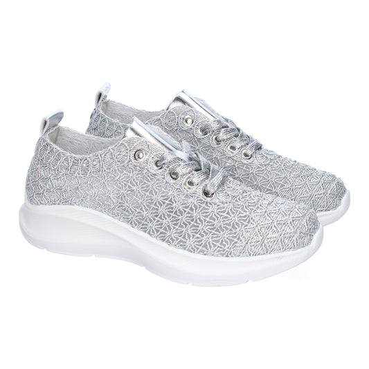 Zapatillas casuales de mujer color plata, cómodas, elegantes, diseño moderno bordado y cierre de cordones.