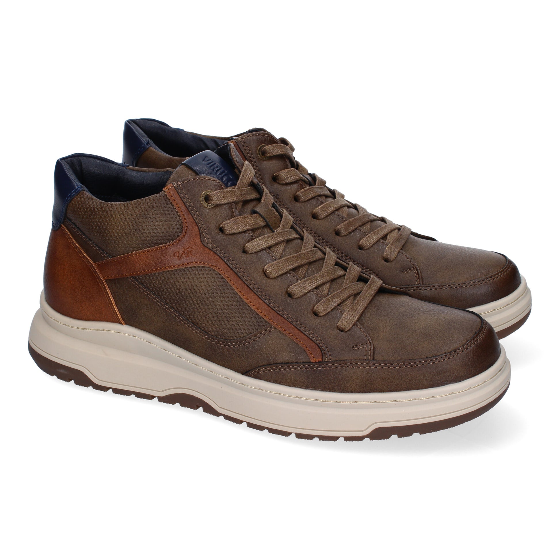 Zapatilla casual abotinada de hombre en color taupe, con puntera redonda, cordones y cremallera.