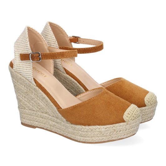 Sandalia de cuña de yute para mujer color camel, cómoda, elegante, con punta bordada y cierre de hebilla.