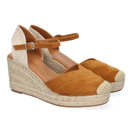 Sandalia de cuña de yute para mujer color camel, con detalles de costura en la pala y cierre de hebilla.