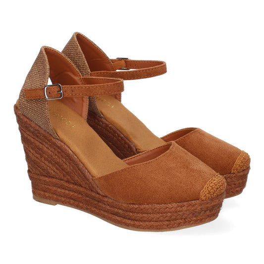 Sandalia de cuña de yute para mujer color camel, cómoda, con diseño moderno y cierre de hebilla ajustable.