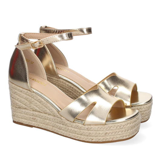 Sandalia de cuña de yute para mujer color oro, cómoda, con detalles en la pala y cierre de hebilla.