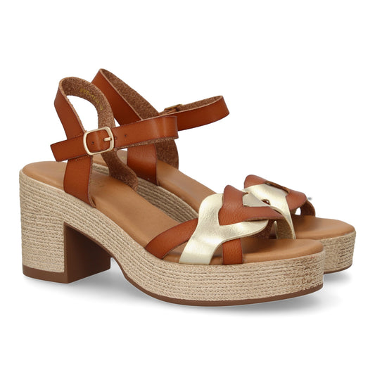 Sandalia de tacón para mujer color camel, cómoda, elegante, con tiras cruzadas en la pala y cierre de hebilla.