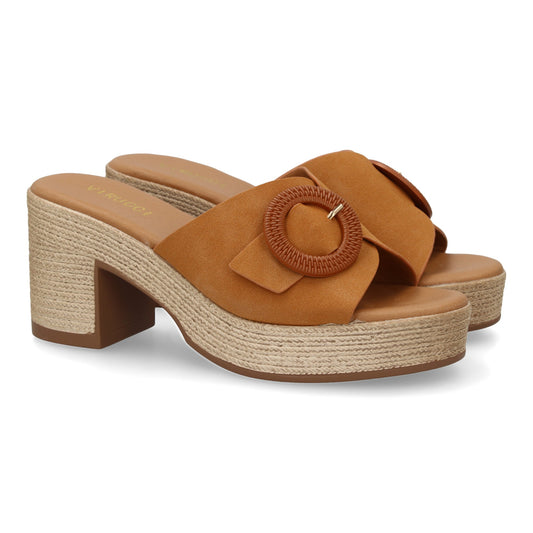 Zueco de tacón para mujer color camel, cómodo, elegante y con hebilla decorativa.