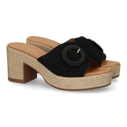 Zueco de tacón para mujer color negro, cómodo, elegante y con hebilla decorativa.