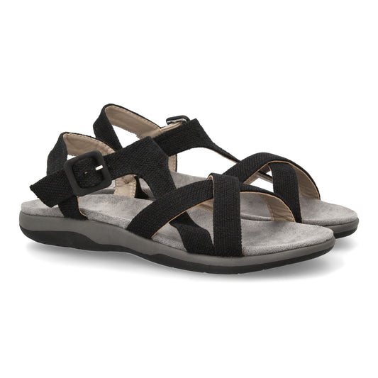 Sandalias planas de mujer color negro, cómodas, con tiras cruzadas y cierre de hebilla.