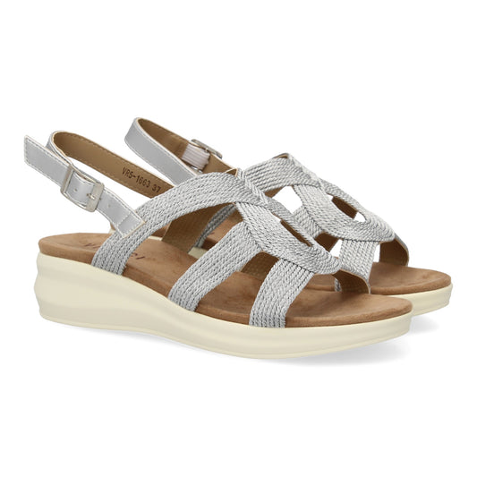 Sandalia plana de mujer color plata, cómoda, elegante, tiras cruzadas y cierre de hebilla.