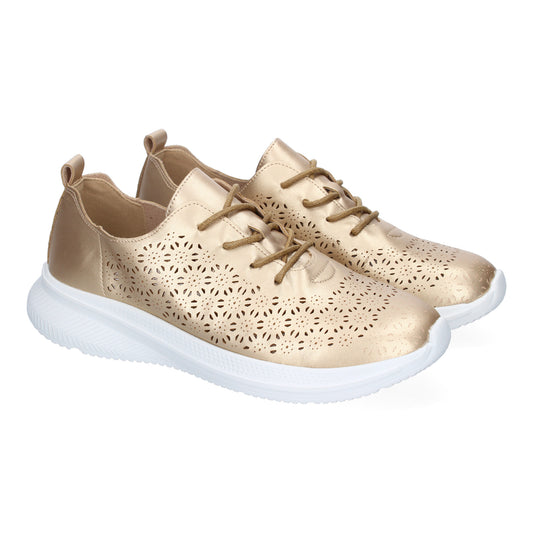 Zapatilla deportiva casual para mujer color oro, calada, elegante, ligera y con cierre de cordones.
