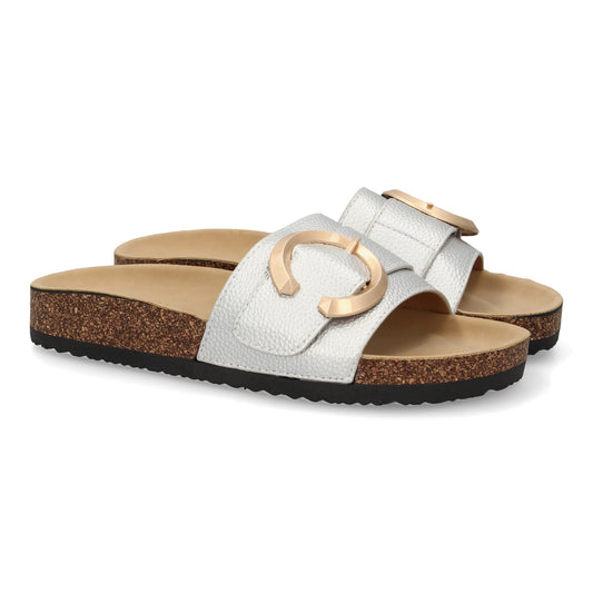 Sandalia plana de mujer color plata, cómoda, diseño bio y detalle metálico. Ideal para verano.