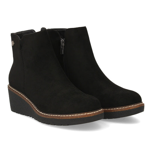 Botín de cuña de mujer en color negro liso. Calzado cómodo de uso diario con cremallera lateral.