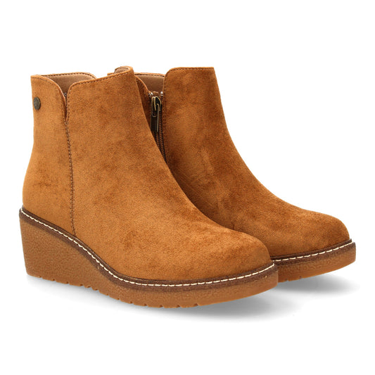 Botín de cuña de mujer en color taupe liso. Calzado cómodo de uso diario con cremallera lateral.