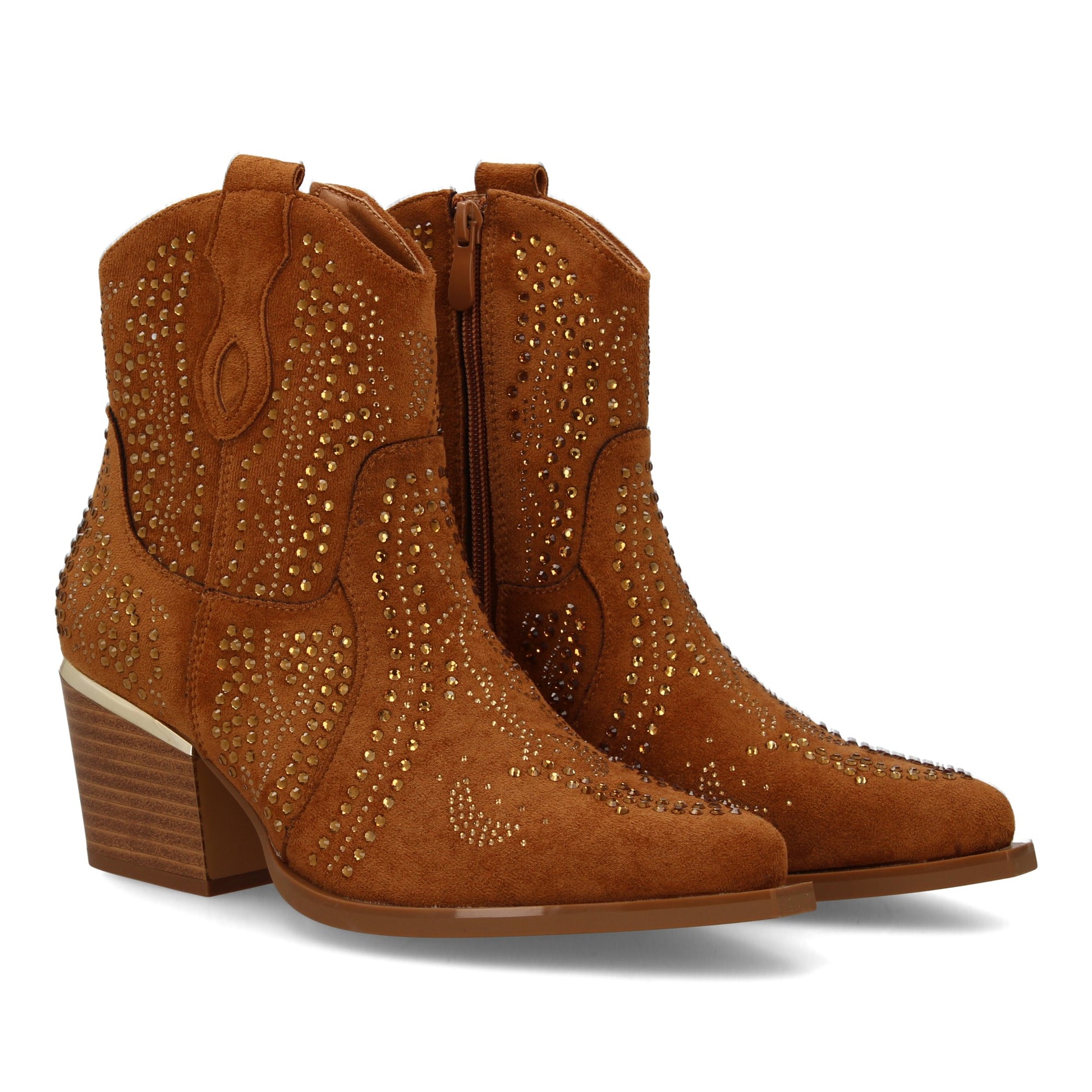 Bota estilo vaquero color camel de mujer. Detalle de tachuelas brillantes en la caña y tacón cubano.