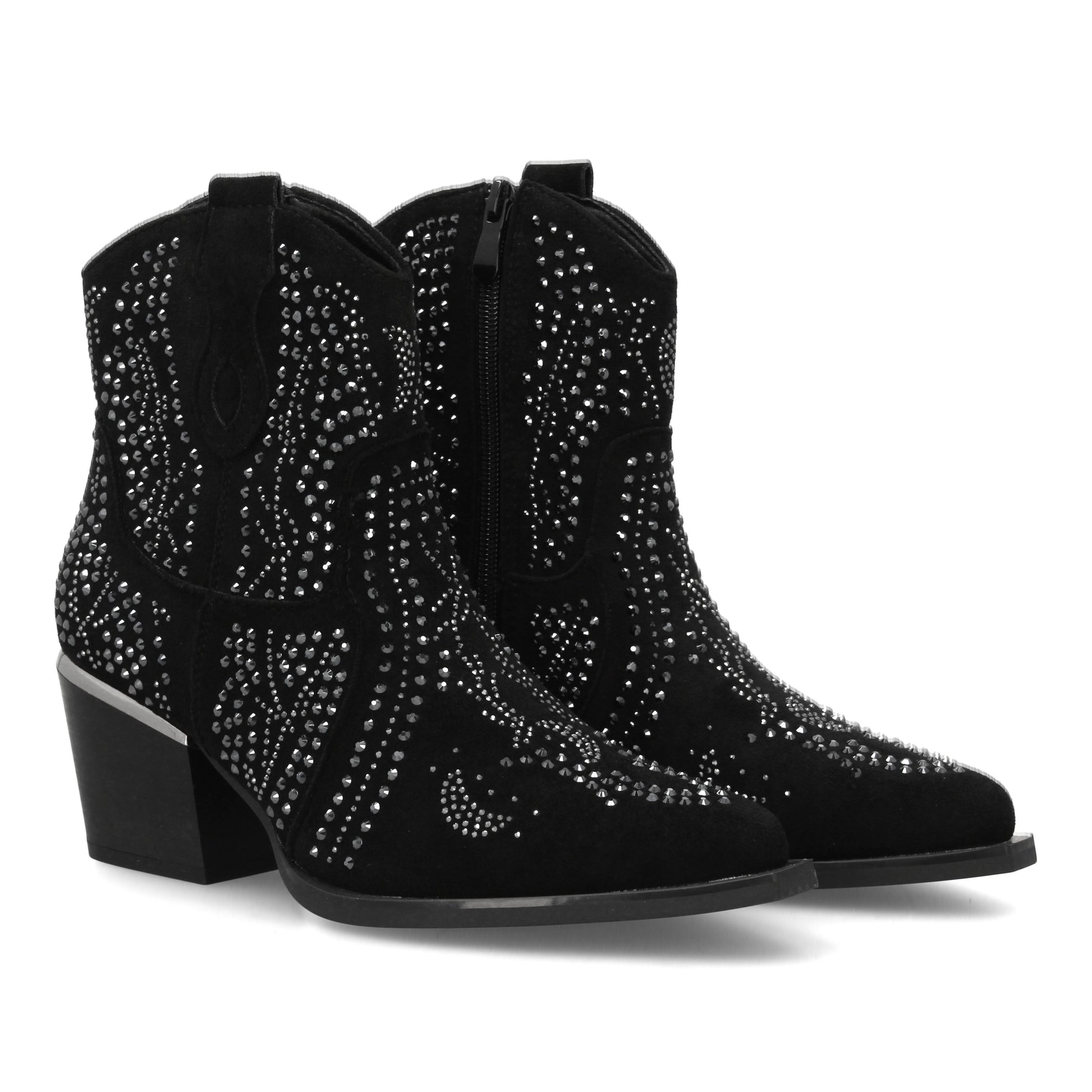 Bota estilo vaquero color negro de mujer. Detalle de tachuelas brillantes en la caña y tacón cubano.
