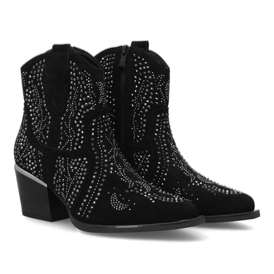 Bota estilo vaquero color negro de mujer. Detalle de tachuelas brillantes en la caña y tacón cubano.