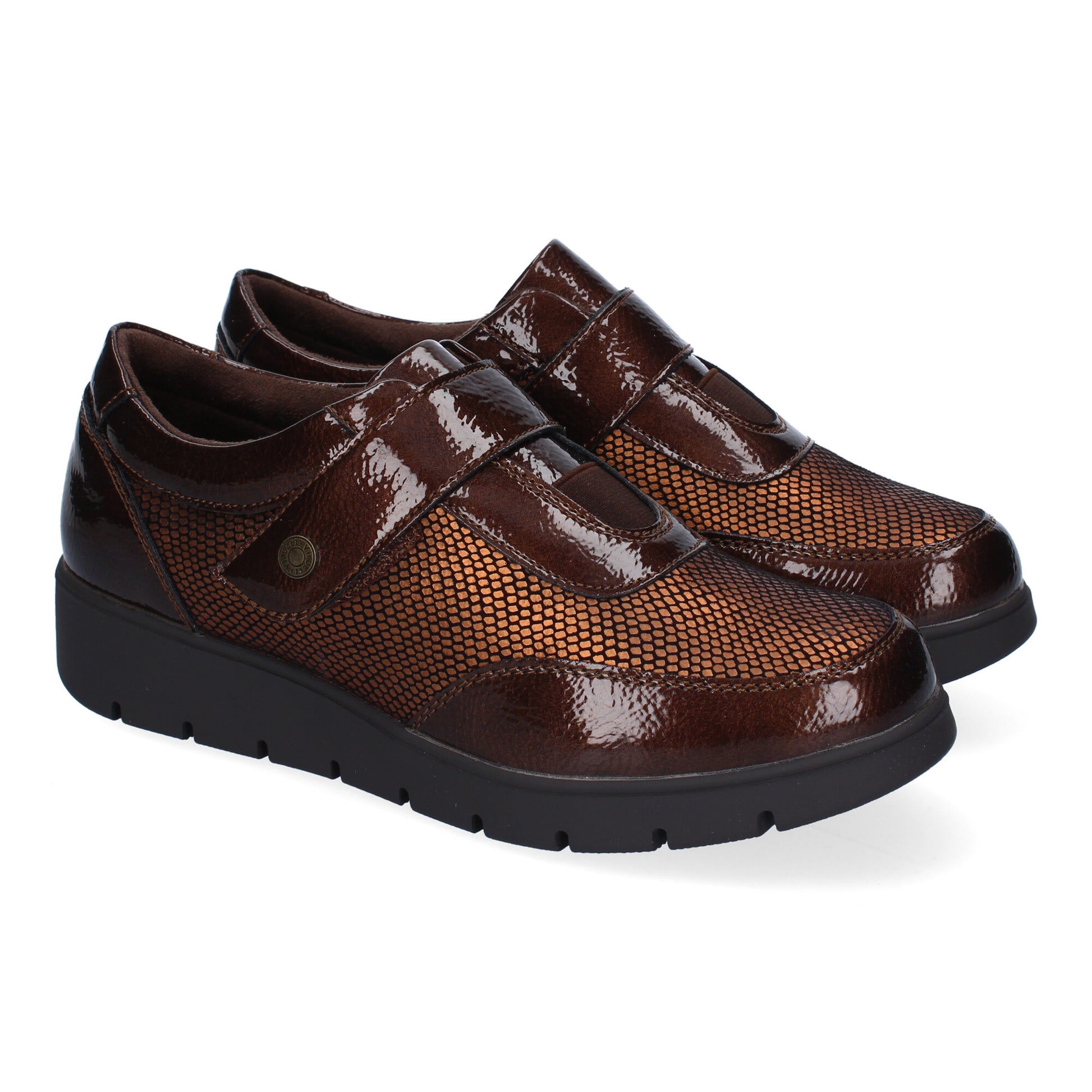 Zapatillas casual de mujer en color bronce, con cierre de velcro ajustable y puntera redonda.