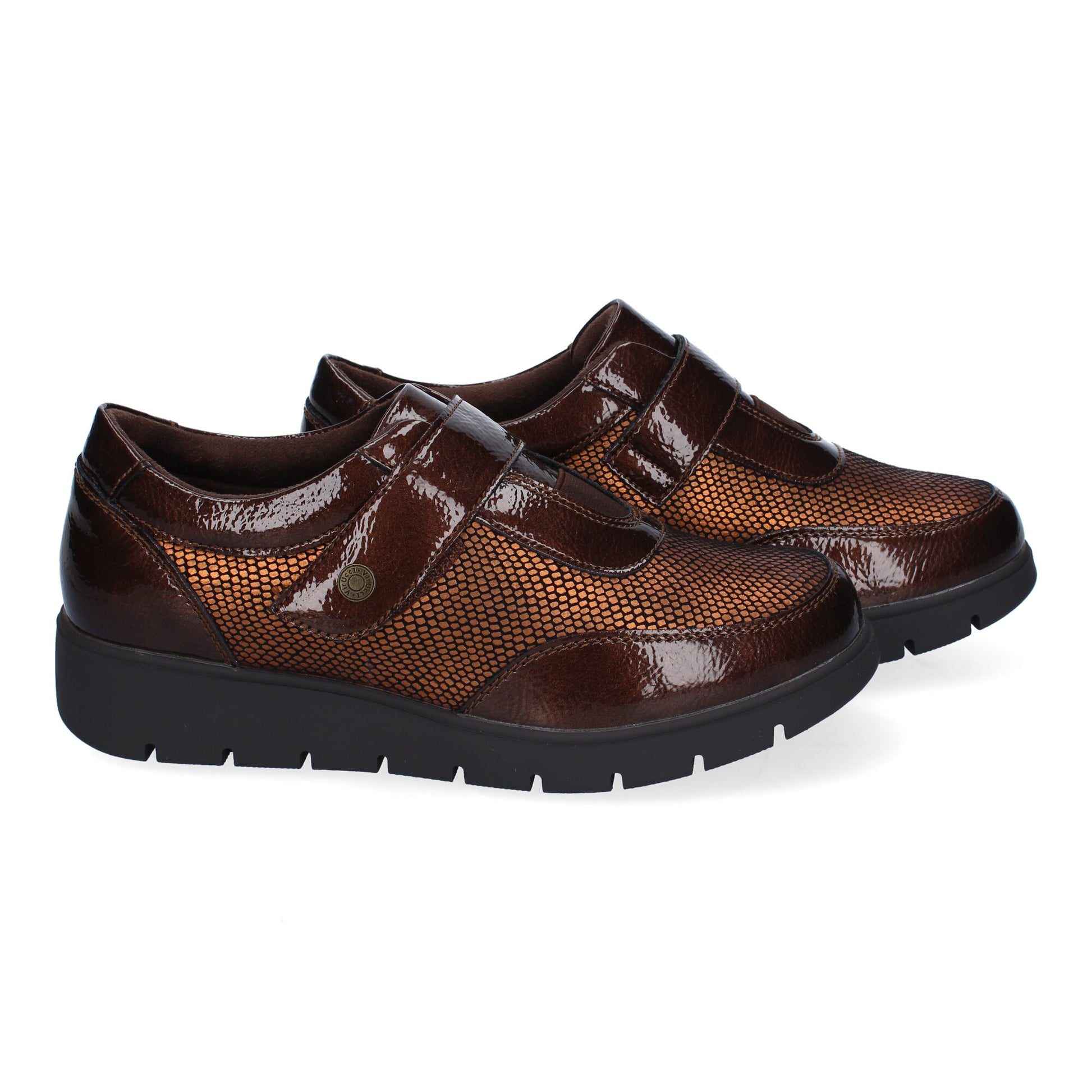 Zapatillas casual de mujer en color bronce, con cierre de velcro ajustable y puntera redonda.