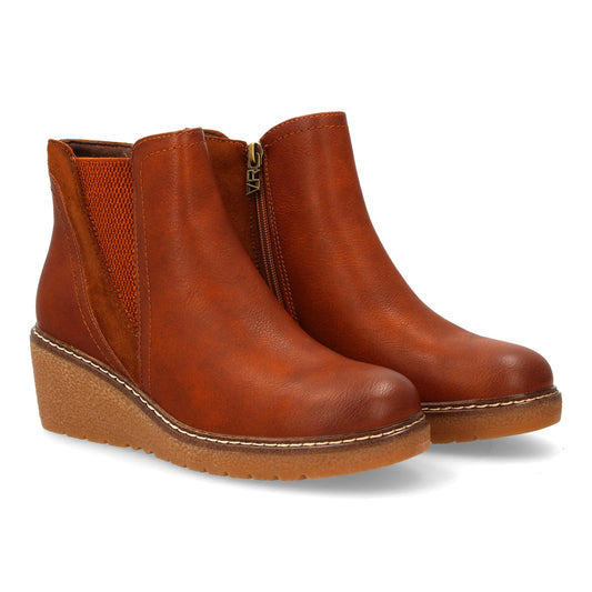 Botín de cuña de mujer color cuero. Estampado liso con elástico lateral y cierre de cremallera.