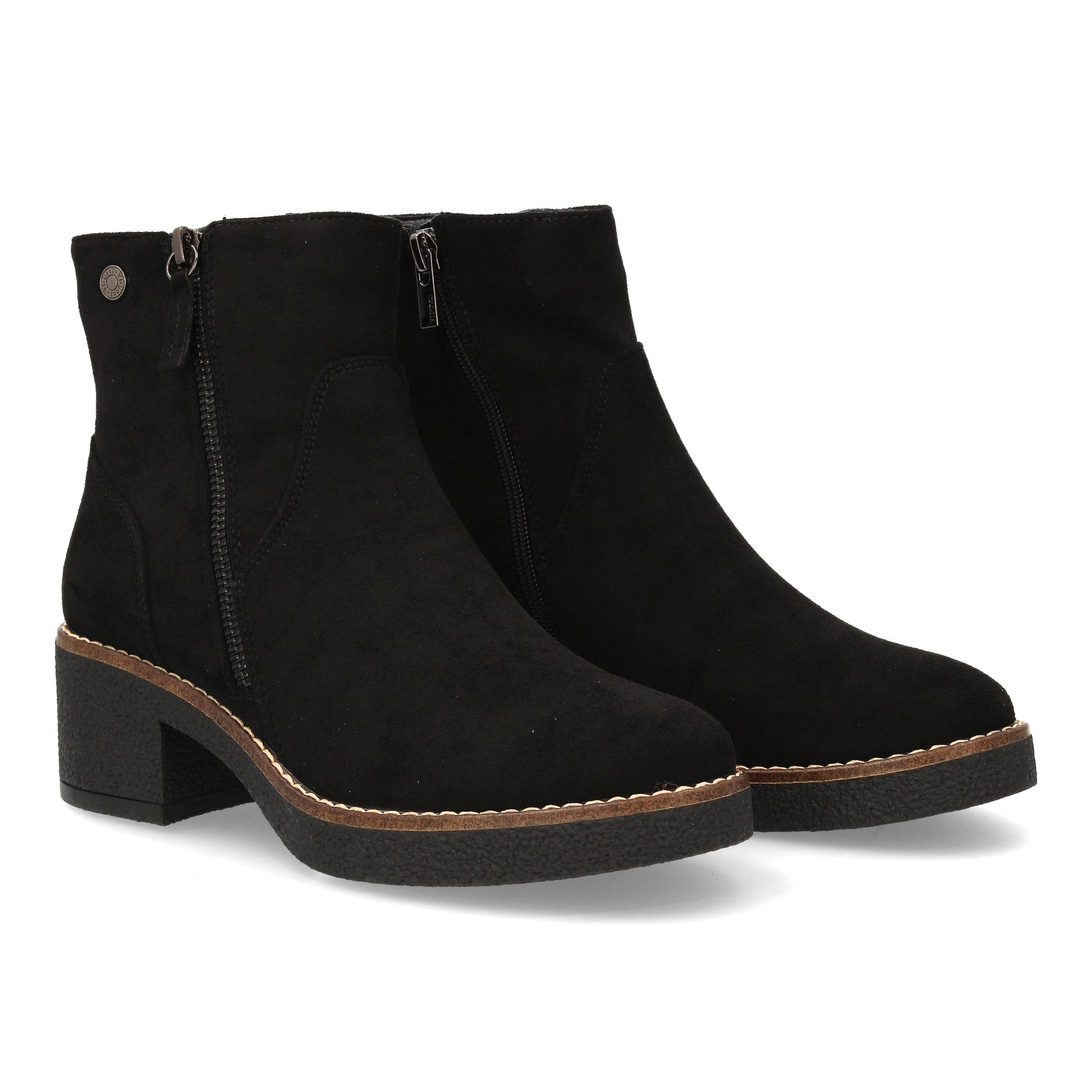 Botín clásico de mujer color negro con tacón ancho y cómodo. Cremallera decorativa y cierre.