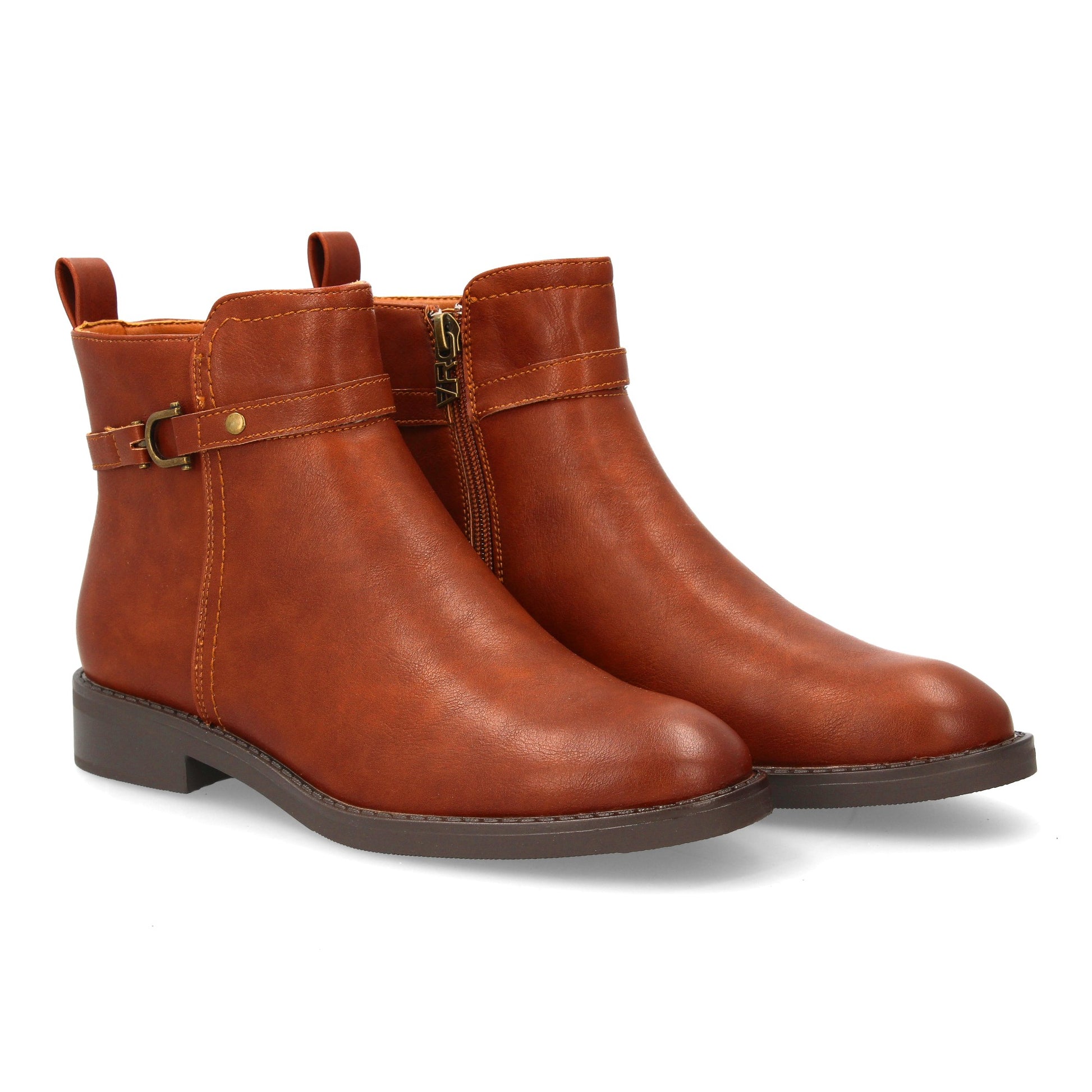 Botín plano de mujer color camel. Diseño con tira decorativa con hebilla y cremallera lateral. Suela flexible.