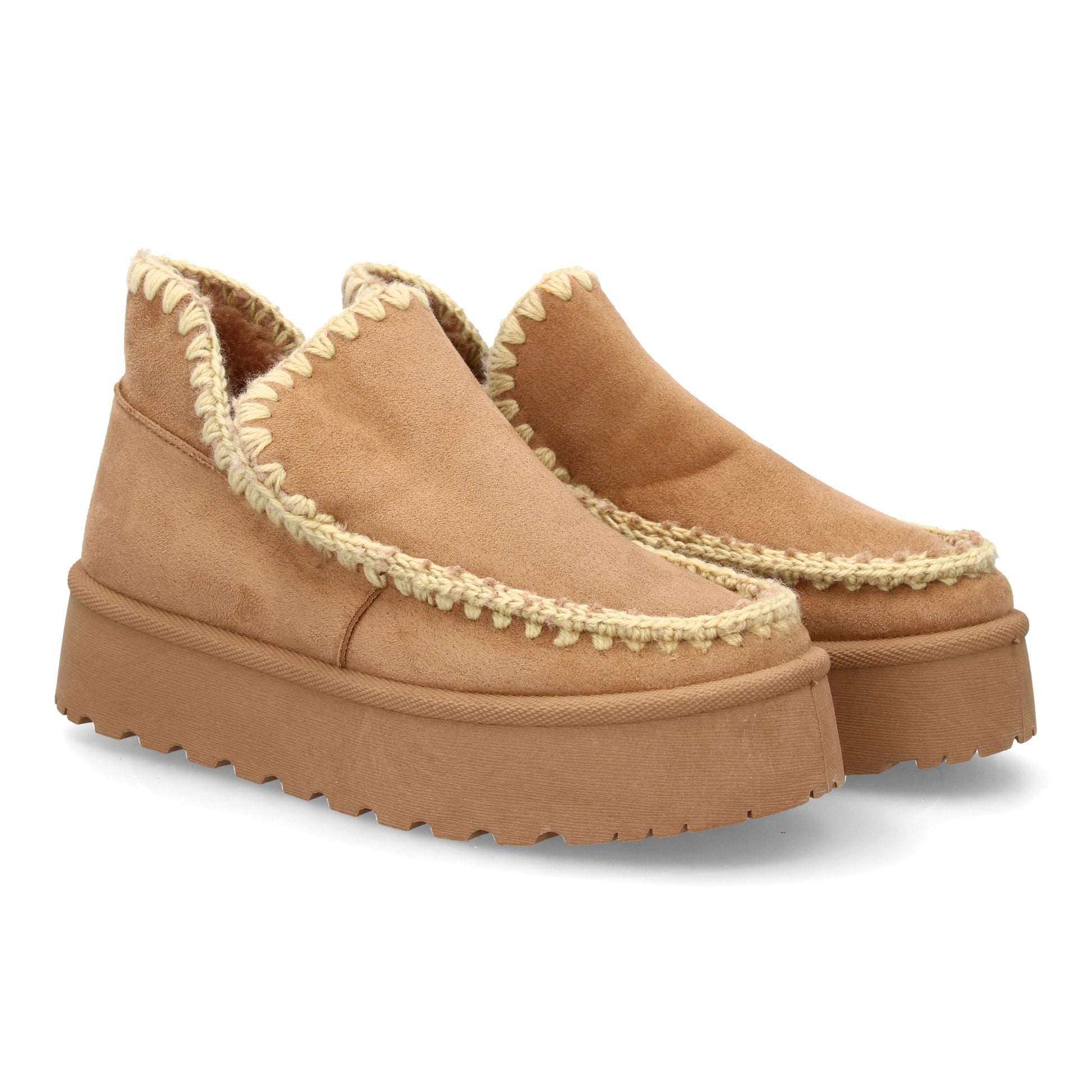 Botín de plataforma Taupe para mujer, forrado de borreguillo. Detalle de costuras y diseño moderno.