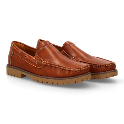 Zapatos náuticos de hombre en color cuero. Estampado liso, cordones laterales decorativos y suela de goma dentada.