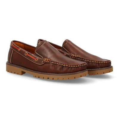 Zapatos náuticos de hombre en color marrón. Estampado liso, cordones laterales decorativos y suela de goma dentada.