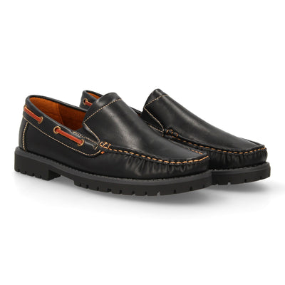 Zapatos náuticos de hombre en color negro. Estampado liso, cordones laterales decorativos y suela de goma dentada.