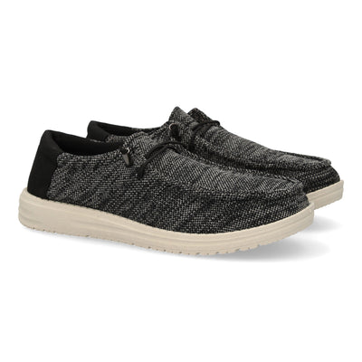 Zapatillas deportivas de hombre color negro. Diseño ligero con cordones elásticos y detalles de costuras.