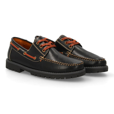 Zapatos náuticos de hombre en color negro. Estampado liso, costuras visibles y cierre de cordones. Suela dentada.