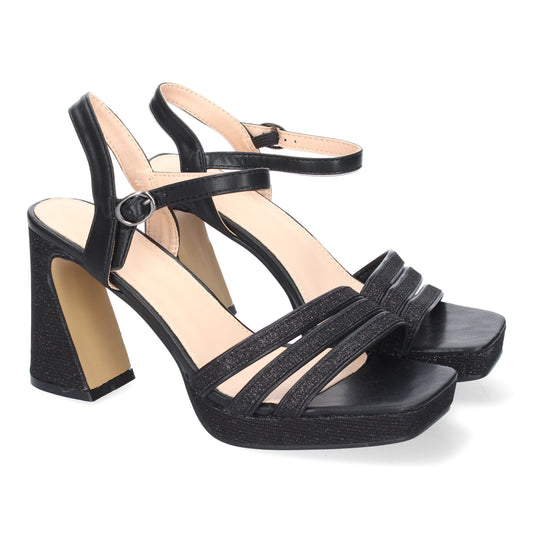 Sandalias de tacón negras para mujer con diseño de tiras. Puntera abierta y cierre de hebilla en el tobillo.